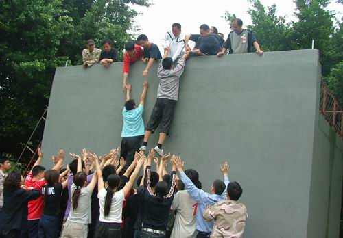 公司组织优秀员工户外拓展训练